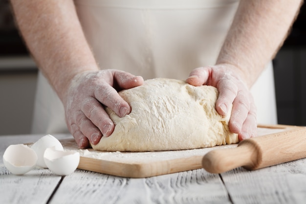 la pizza prepara l'impasto topping a mano