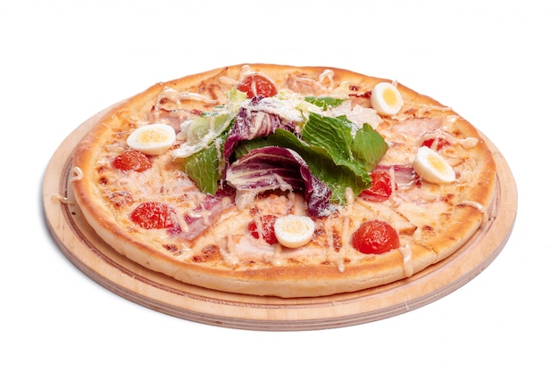 La pizza saporita è isolata su bianco