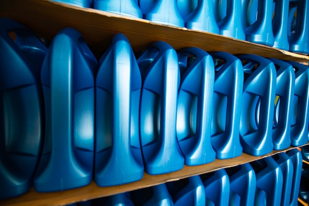 La plastica dell'olio motore per bottiglie su pallet viene immagazzinata nella fabbrica del magazzino per essere imballata