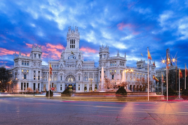 La Plaza Cibeles è una piazza con un palazzo neoclassico a Madrid.