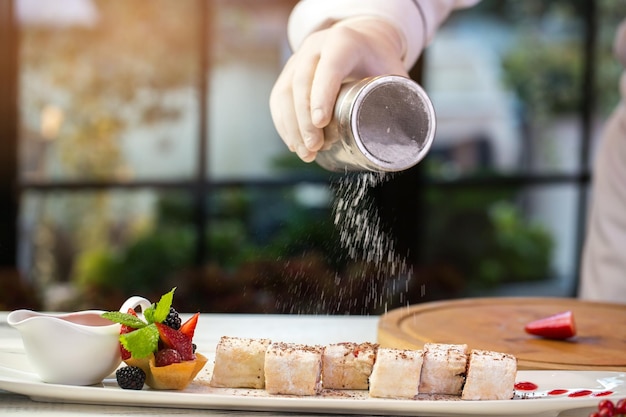 La polvere bianca cade sul dessert.