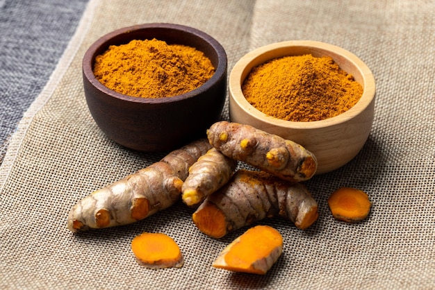 La polvere di curcuma è un'erba naturale ed è un ingrediente per la cottura degli alimenti. Il colore della polvere di turmeric è giallo quando è asciutto e verde quando è crudo. Il curry asiatico come l'indiano ha polvere gialla.