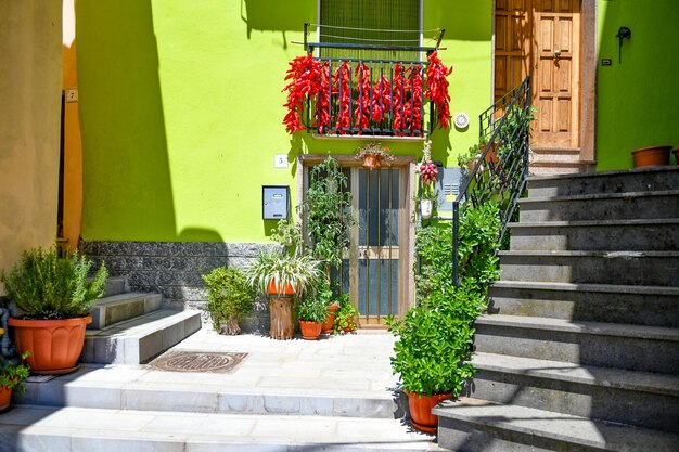 La porta d'ingresso di una caratteristica casa in una piccola città nelle montagne della Basilicata in Italia