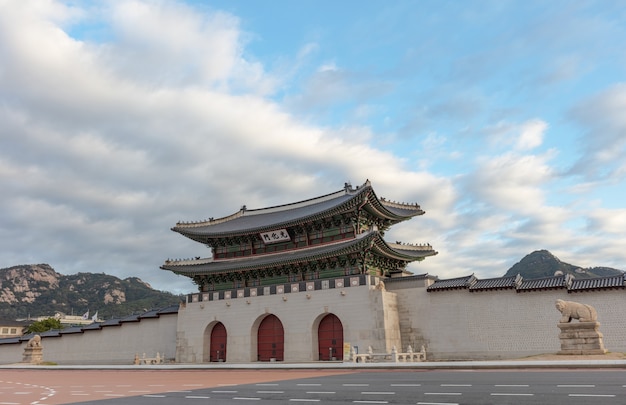 La porta del palazzo Gyeongbokgung con nuvole e cielo blu a Seul in Corea del Sud