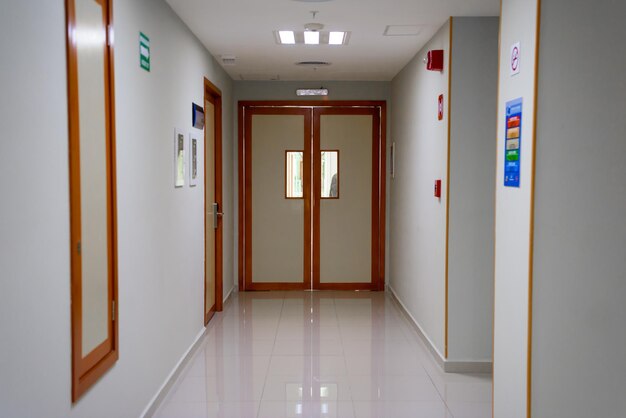 La porta dell'ospedale in un corridoio bianco