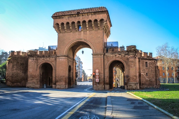 La Porta di Saragozza, Porta Saragozza costruita nel XIII secolo a Bologna