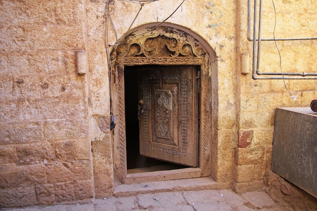 La porta nel villaggio di AlMahwit nelle montagne dello Yemen