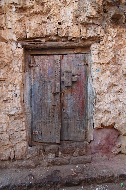 La porta nel villaggio di AlMahwit nelle montagne dello Yemen