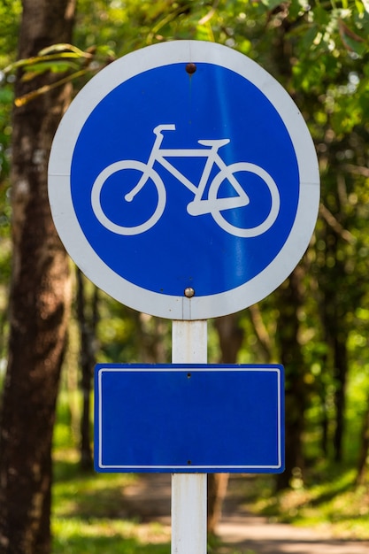 La posta della bicicletta firma su un parco