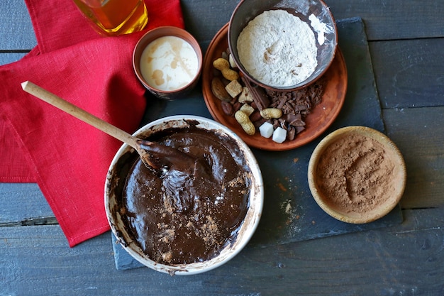 La preparazione dell'impasto per la torta al cioccolato sul tavolo si chiuda