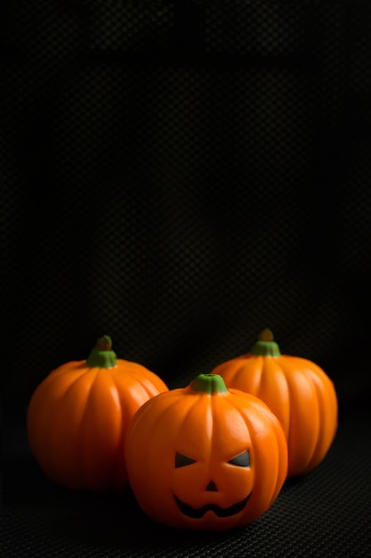 La presa della zucca di Halloween nell&#39;immagine di sfondo nera di festa.