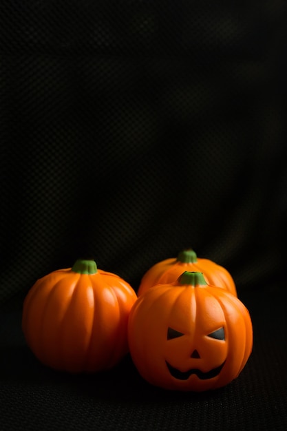 La presa della zucca di Halloween nell&#39;immagine di sfondo nera di festa.