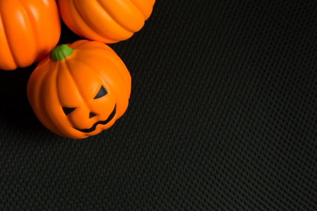 La presa della zucca di Halloween nell&#39;immagine di sfondo nera di festa.