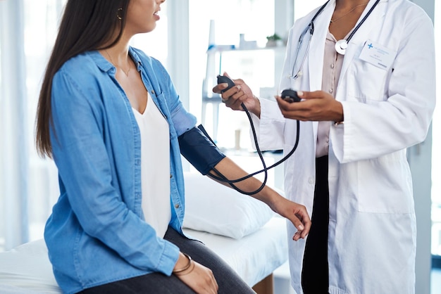La pressione sanguigna dice molto sulla tua salute Inquadratura di una giovane donna che si fa misurare la pressione sanguigna durante un controllo con un medico