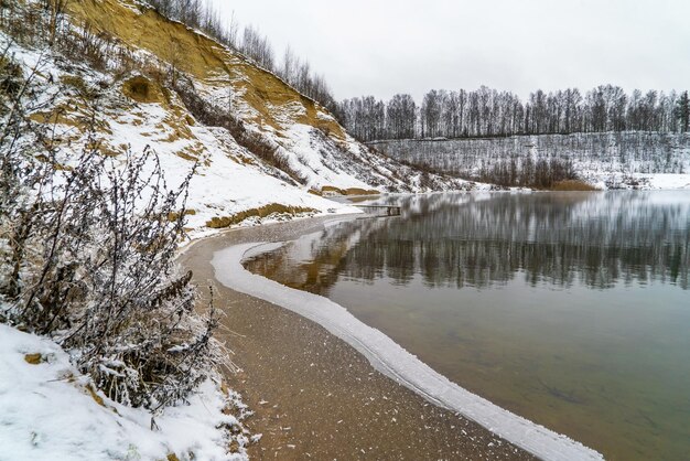 La prima neve e il primo lembo di ghiaccio sullo stagno nelle prime gelide mattine