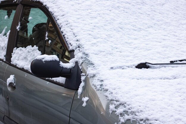 La prima neve sul parabrezza di un'auto