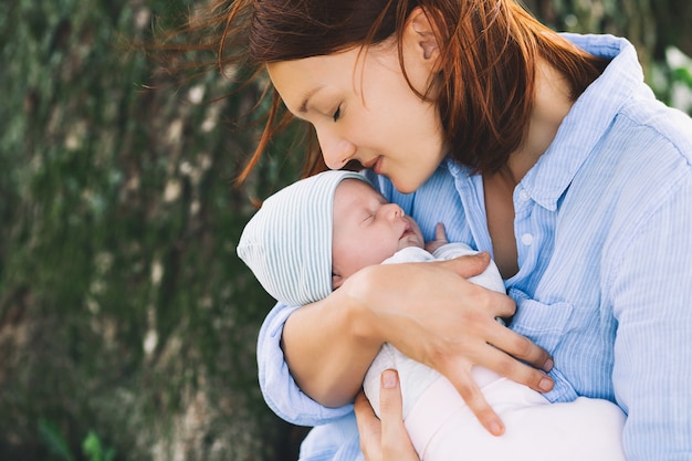 La prima settimana di vita del bambino Buona maternità e famiglia armoniosa