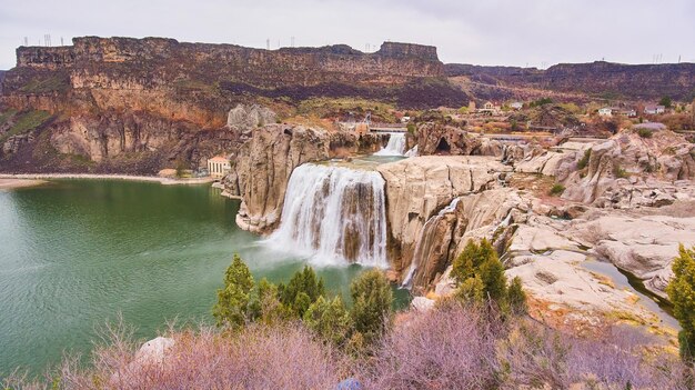 La primavera a Shoshone cade nell'Idaho da scogliere rocciose