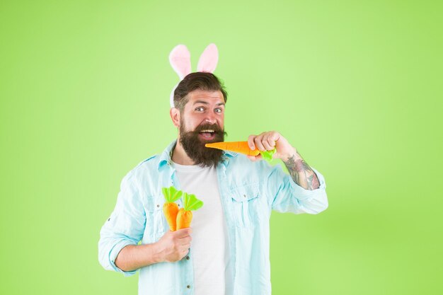 La primavera sta arrivando Acquista verdure Fattoria biologica Vacanze di Pasqua Coniglio pasquale con carota Uomo orecchie lunghe coniglio Consuetudine pasquali Saldi primaverili Cibo salutare perfetto Buona fonte di beta carotene