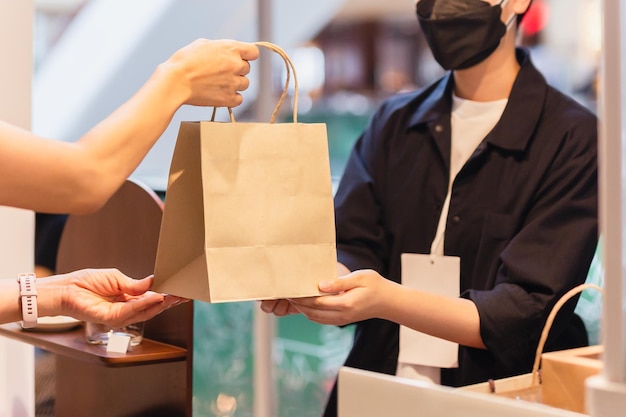 La proprietaria di una panetteria asiatica indossa la faccia