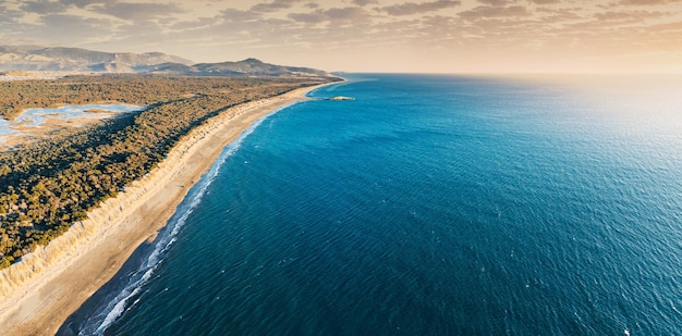 la prospettiva aerea mette in mostra la distesa mozzafiato della spiaggia di Patara, un mare rinomato lungo la famosa Via Licia in Turchia