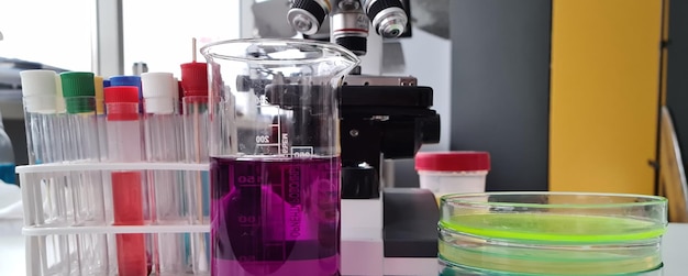 La provetta con liquido viola e liquidi multicolori viene esaminata in laboratorio