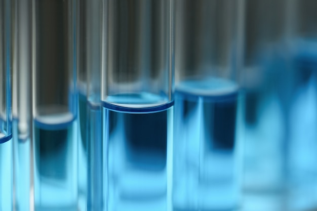 La provetta di vetro trabocca di soluzione liquida di potassio