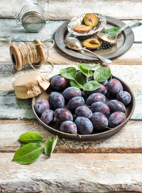 La prugna fruttifica fondo di legno rustico Marmellata di marmellate