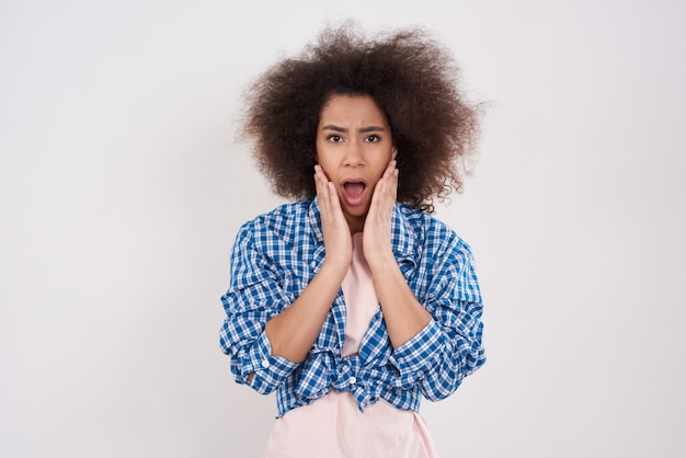 La ragazza afroamericana è stressata