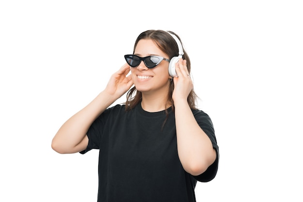 La ragazza agghiacciante sta ascoltando la musica con alcune cuffie.