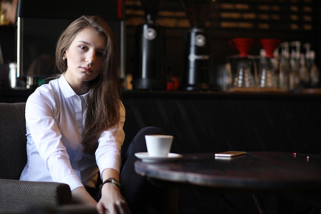 La ragazza al bar sta facendo colazione a Parigi