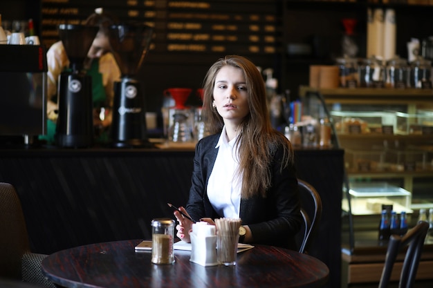 La ragazza al bar sta facendo colazione a Parigi