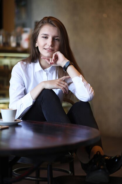 La ragazza al bar sta facendo colazione a ParisxA