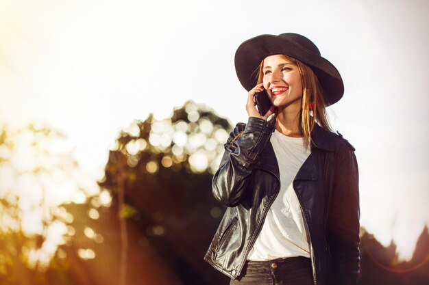 La ragazza alla moda hipster indossa la pelle nera