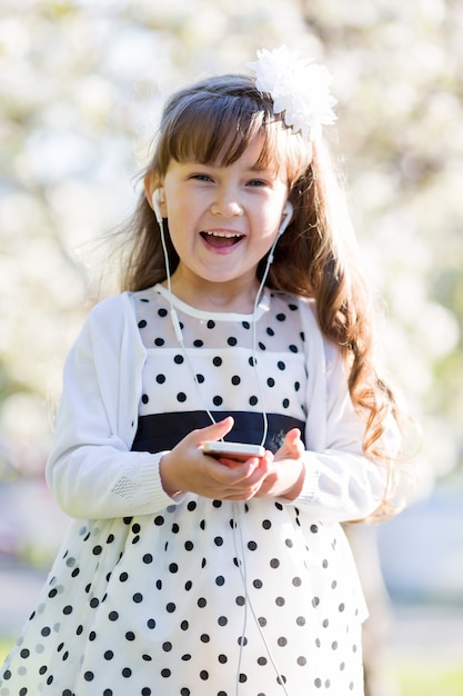 La ragazza ascolta la musica dal suo telefono cellulare.