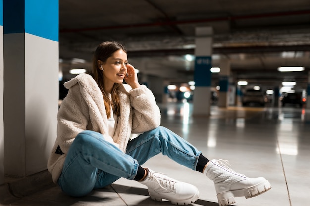 La ragazza ascolta la musica nel centro commerciale