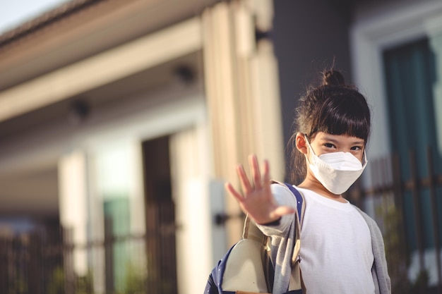 La ragazza asiatica che indossa la maschera mostra le mani di stop coronavirus covid19 coronavirus