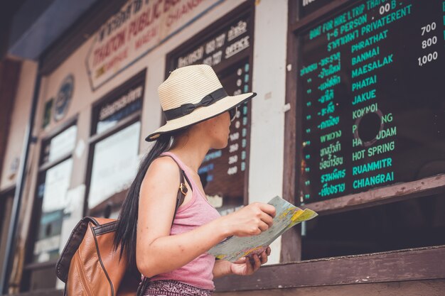 La ragazza asiatica compra una pipa per il viaggio per andare in crociera