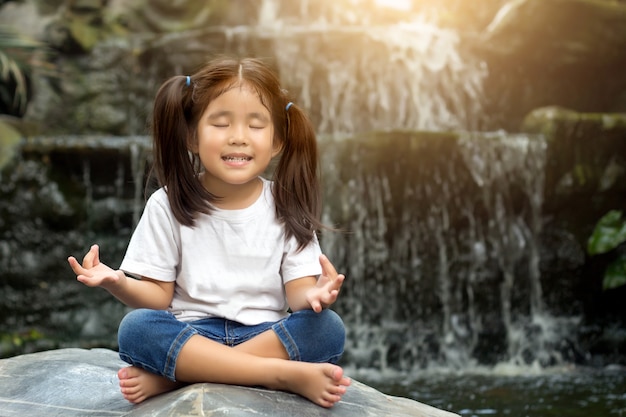 la ragazza asiatica fa la meditazione