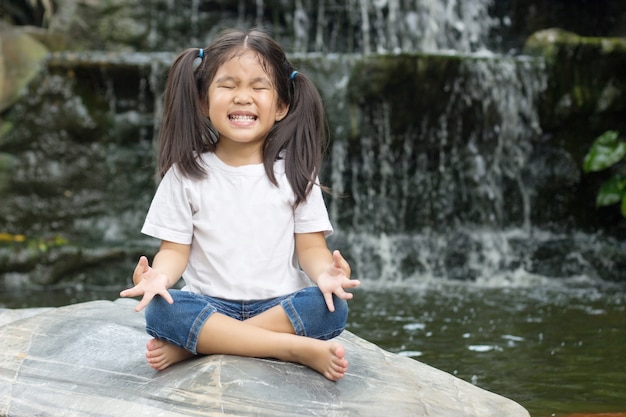 la ragazza asiatica fa la meditazione