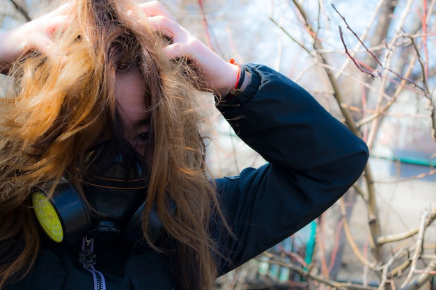 La ragazza asiatica indossa una maschera respiratoria per proteggersi dal coronavirus prevenendo la diffusione del covid...