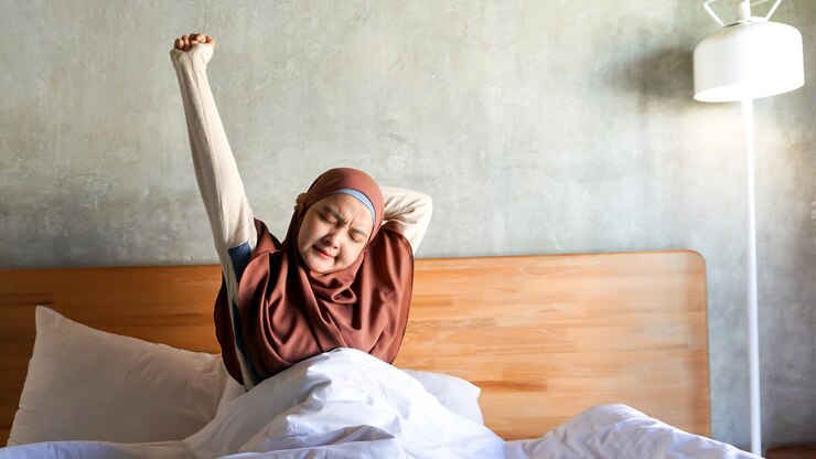 La ragazza asiatica si sveglia dal sonno