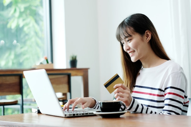 La ragazza asiatica sta acquistando online.