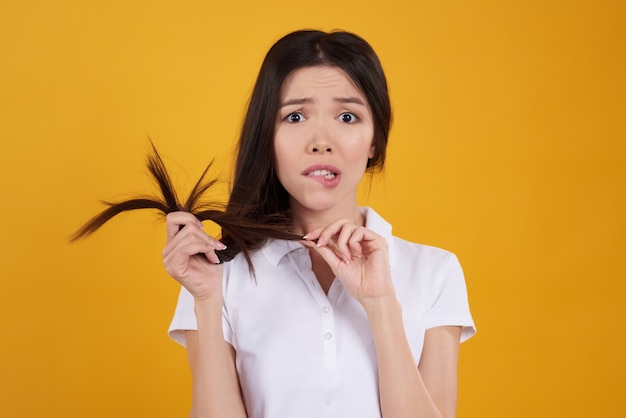 La ragazza asiatica sta posando con i capelli