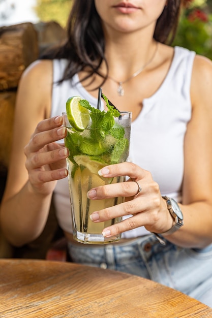 La ragazza assaggia un cocktail al bar del ristorante