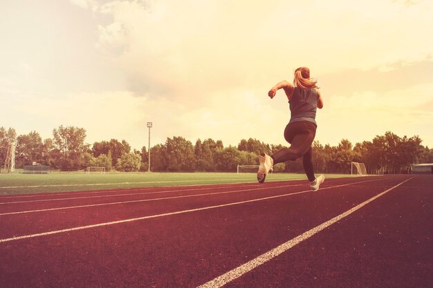 La ragazza atletica sta correndo la ragazza atletica sta correndo allo stadio