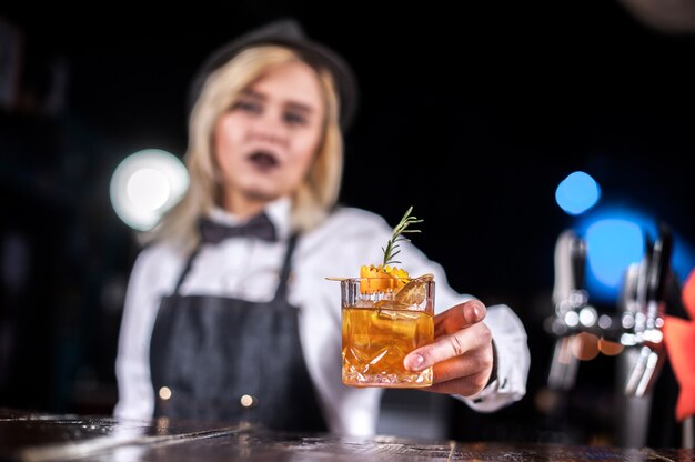 La ragazza barman crea un cocktail nella brasserie