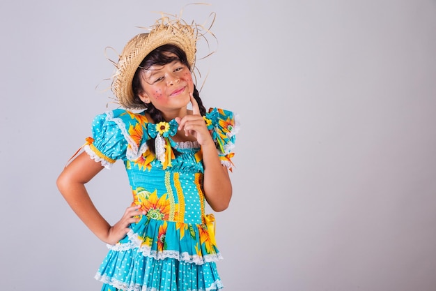 La ragazza brasiliana del bambino nel pensiero dei vestiti di festa junina