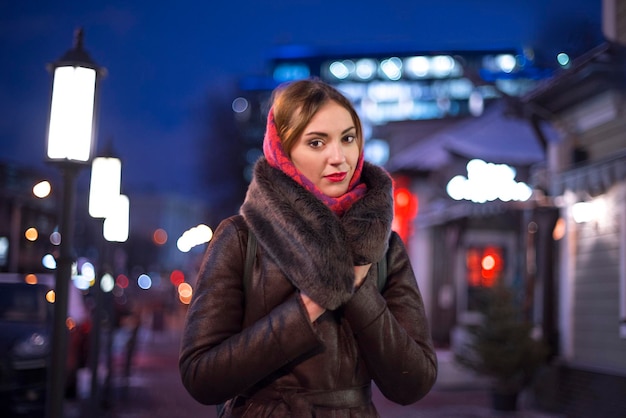 La ragazza cammina in città