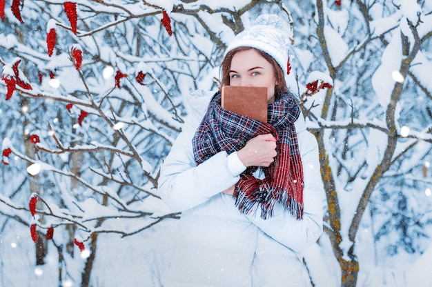 La ragazza cammina nella foresta invernale